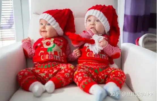 闺蜜俩同一天生下双胞胎,4个娃的爸爸却是同一人,原因让人哽咽