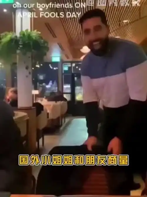 闺蜜们商量给各自老公买同一款短袖,然后聚会的时候让他们都穿上.....