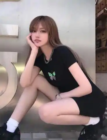 周扬青牵手阿娇亲密走机场,闺蜜俩一般高,同穿紧身裤都是小粗腿