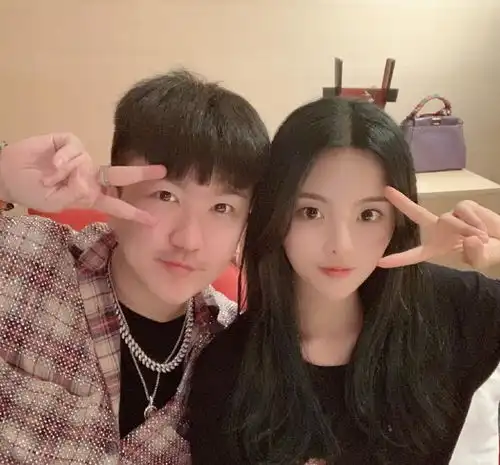 张大大儿童节晒与baby杨超越三人合影,网友调侃杨幂被移除姐妹群