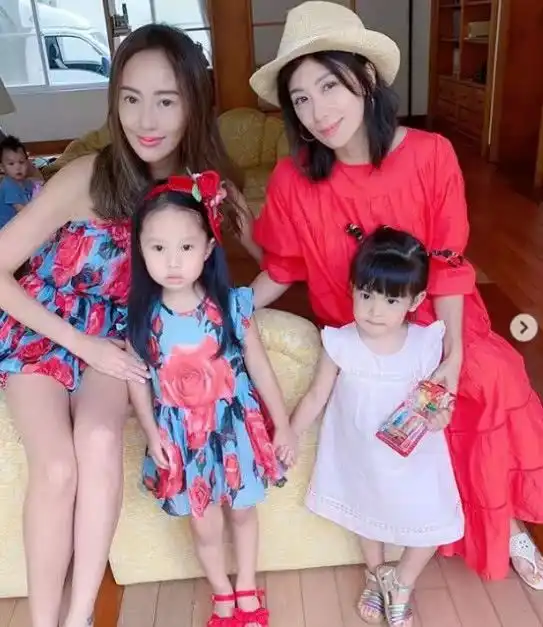 贾静雯做客闺蜜家,孩子玩的不亦乐乎,咘咘波妞十分可爱