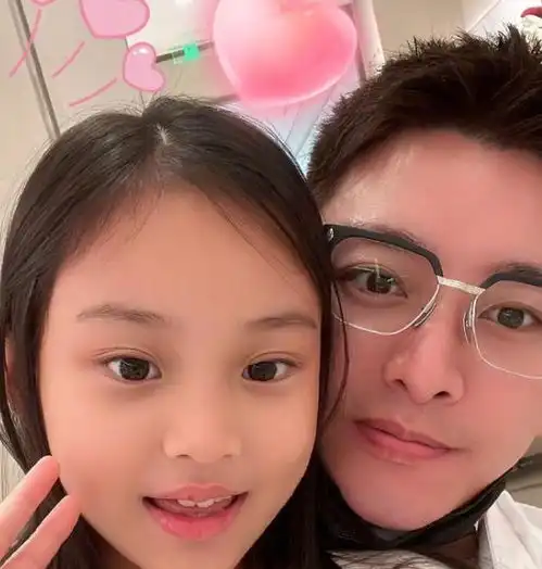 贾乃亮周末陪女儿被偶遇,甜馨和闺蜜同行与爸爸分开走,父女低调