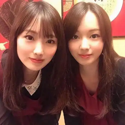 靓丽母女拍摄学院风写真,两人同框似闺蜜,谁是妈妈谁是女儿