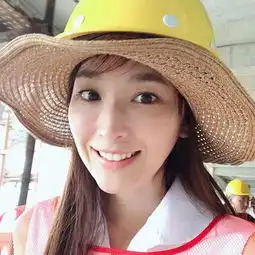吴佩慈与贵妇闺蜜聚餐,饭菜打包带走很贤惠,一人带三娃活得努力