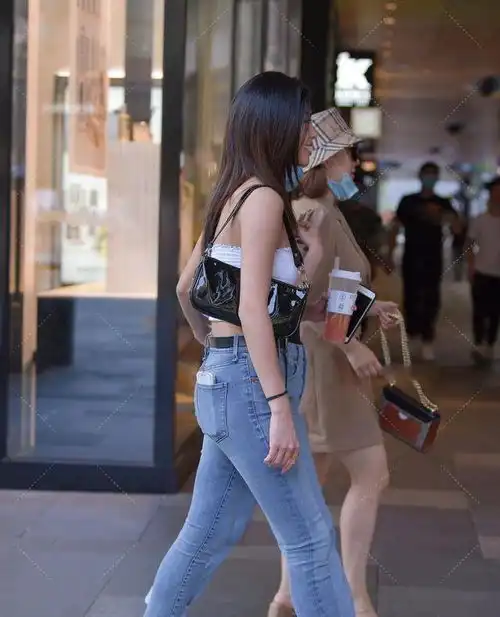 御姐范的打底裤美女,个性混搭让人一见倾心,尽显雅致