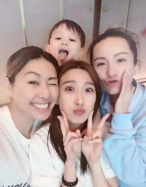 胡杏儿与4位闺蜜聚会,3岁儿子稳坐c位,与5位妈妈相处甚欢