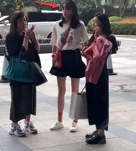 关晓彤街头逛街被偶遇,谁注意她脚上鞋子这才是对闺蜜最大尊重