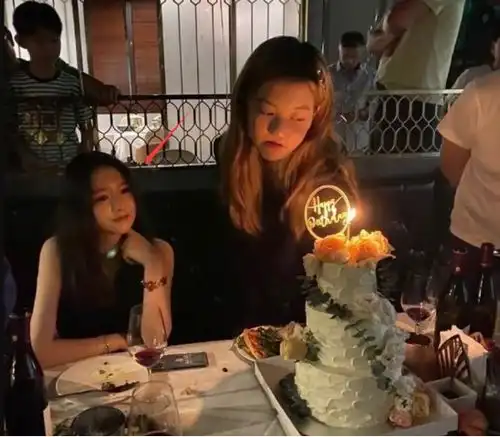 李嫣闺蜜晒照,名媛女团范十足,百亿千金在列,华为小公主居c位