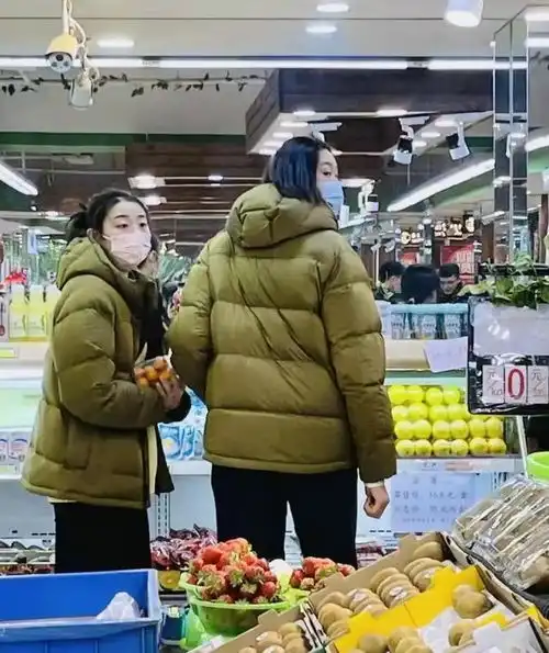 姚迪朱婷穿闺蜜服逛超市,球迷批姚迪不敬业,提高技术才能去奥运