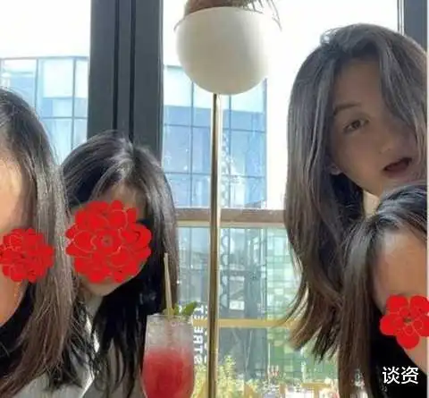 李嫣与闺蜜聚会,自信摆pose星范儿十足,气质越来越像妈妈王菲