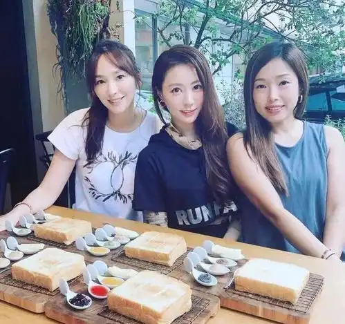 吴佩慈生四胎后露面,和闺蜜一起参加聚会,穿着朴素让人认不出