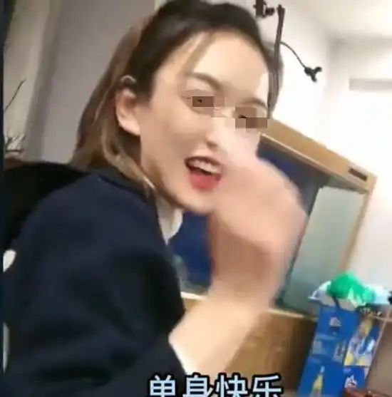 江苏女子办完离婚手续异常高兴,闺蜜连道恭喜,网友不怕丢人吗