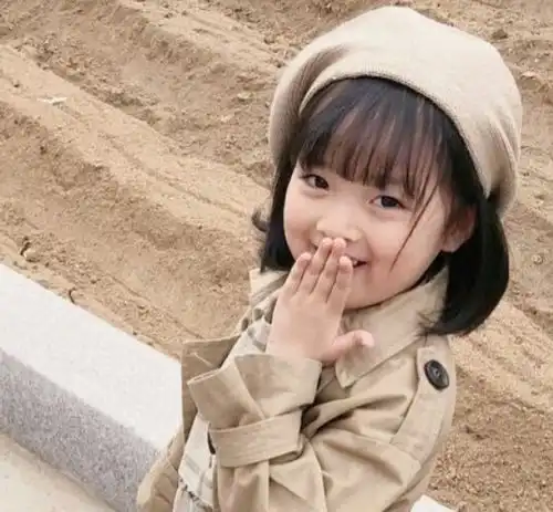 8岁权律二近照被疯传,真实颜值曝光后,难怪妈妈不晒了