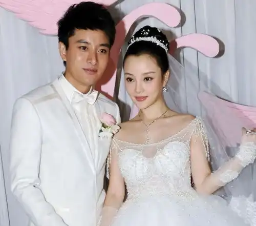 李小璐亲口说是被贾乃亮骗婚,谣言为何屡禁不止,女方闺蜜曝实