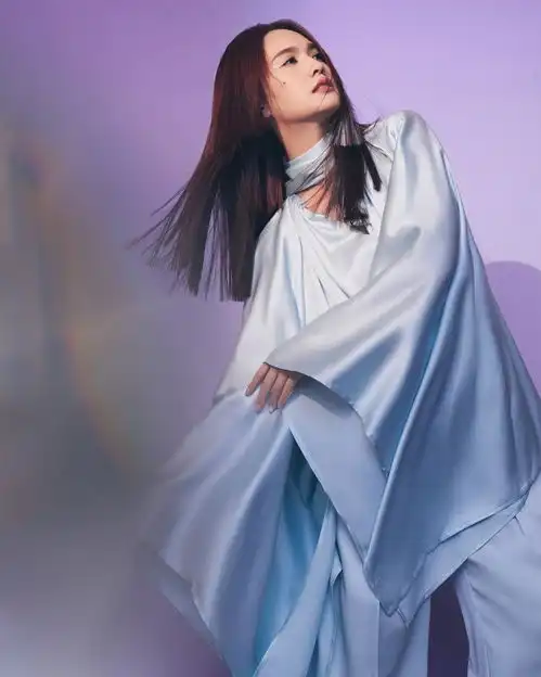 杨丞琳总是那么搞怪,穿锡纸吊带裙太酷了,御姐范十足很有个性