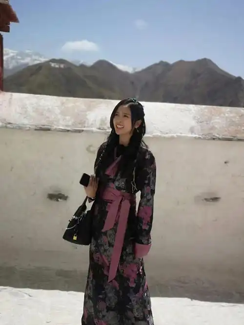 网友晒刘涛综艺路透生图,她身着民族服饰现身,美回慕沙公主