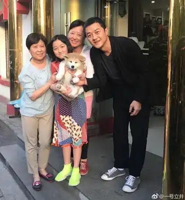 一双大长腿像极了王菲,但跟着爸爸李亚鹏生活,11岁的她很幸福