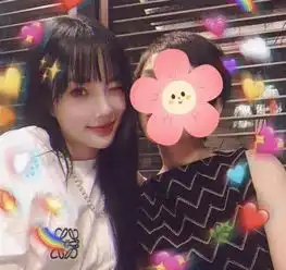 李小璐带女儿同好友聚餐,6岁甜馨长发披肩显乖巧,美得像洋娃娃