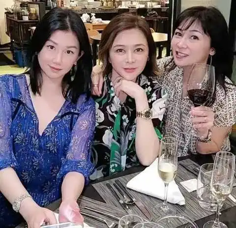 关之琳参加派对,与前男友同框不尴尬,打扮简单难掩气质
