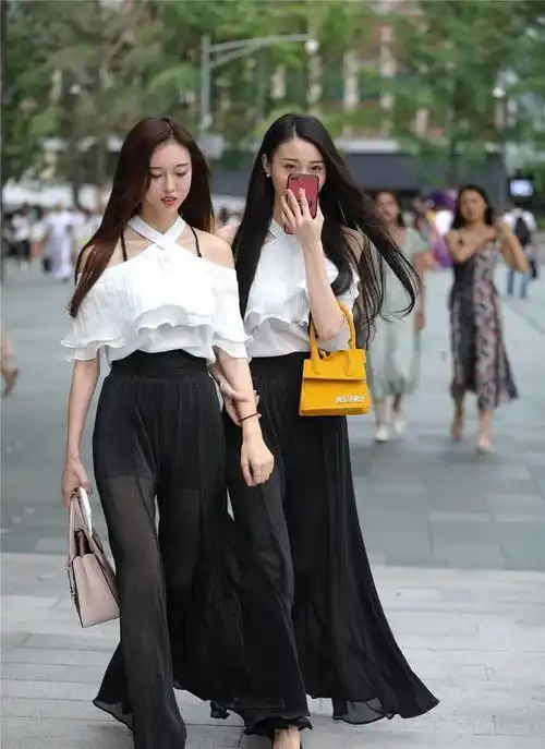 闺蜜一同逛街,打扮几乎一模一样,不愧是好姐妹