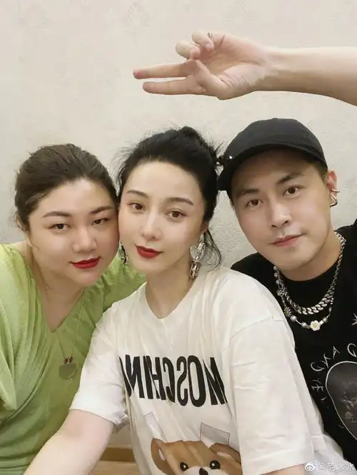 组图范冰冰与闺蜜过七夕与杨天真脸贴脸交情超好