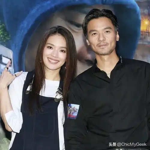 舒淇晒中式婚照庆结婚8周年,冯德伦曾告白看到婚戒就开心