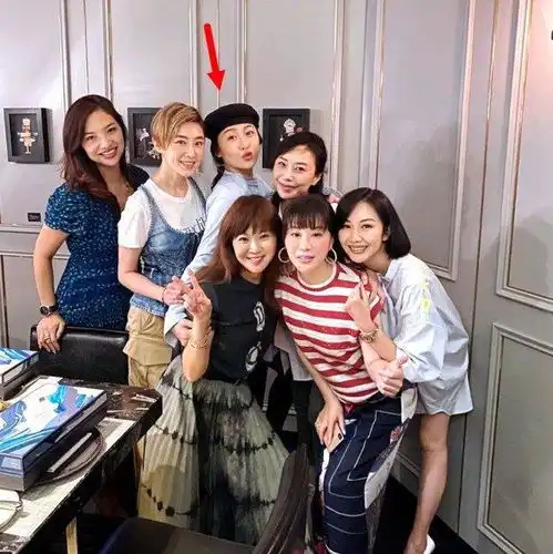 周丽淇产后首度露面,刚出月子就跟关之琳杨小娟汪诗诗等富婆聚会