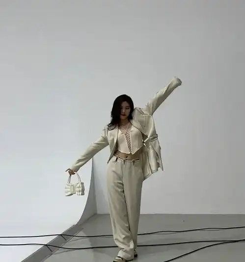 宋妍霏和欧阳娜娜撞衫,同款白色西服套装,谁穿得更有气质