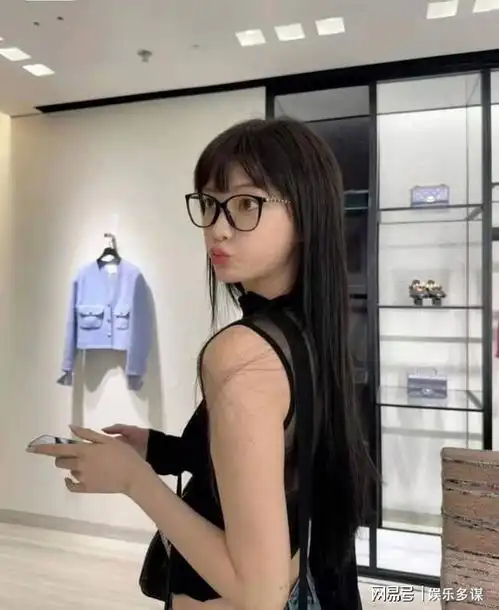 范丞丞没否认上热搜第一网友扒出网红女友是前女友闺蜜