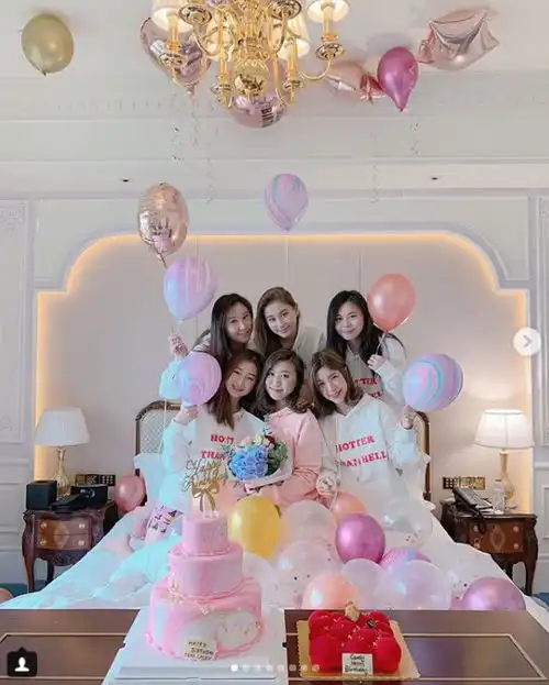 赌王女儿为闺蜜庆祝生日,粉色派对超级少女心,与好友相拥很亲密