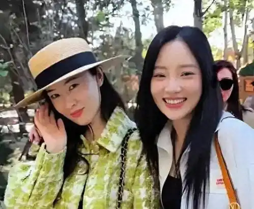 李小璐霍思燕姐妹聚会,两人都素颜,体重过百的霍思燕更显脸瘦