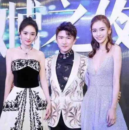 杨颖差点摔倒,杨幂的反应真逗,网友交了个真闺蜜