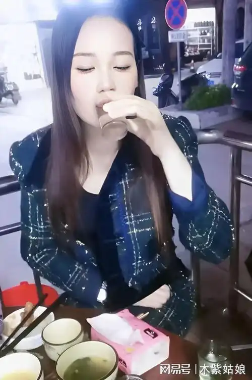 女子和闺蜜们聚餐吃到一半,老公们不约而同来店里接,看颜值秒懂