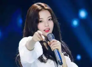 火箭少女成团首秀孟美岐气场全开,杨超越全程面无表情都这么美
