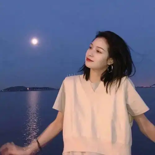 情侣头像一对两张大家好这是我的第二杯半价