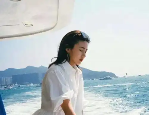 汪峰大女儿乘豪华游艇出游,戴镶钻耳环气质佳,16岁身材像妈