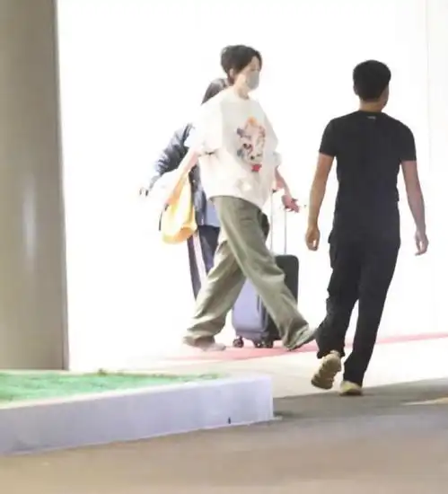谢贤与儿子谢霆锋见面父子俩同款笑容画面温馨