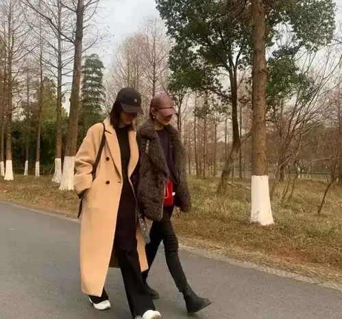 马伊琍刘孜闺蜜同框,穿衣大方又显身材,啥也没露还挺抢眼