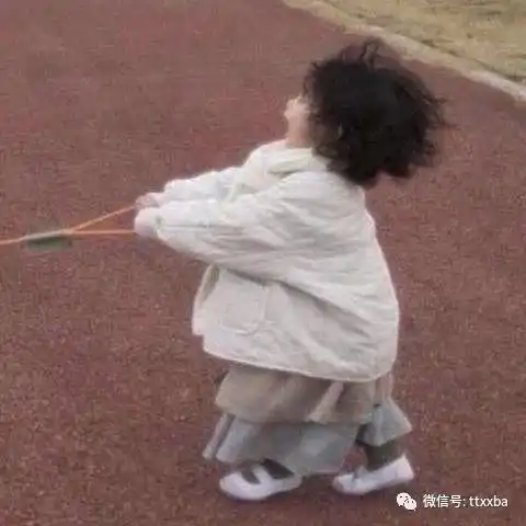 第一次陪老婆出去摆地摊卖睡衣,老婆的闺蜜也跟着一起,老婆闺蜜看我不怎么说话