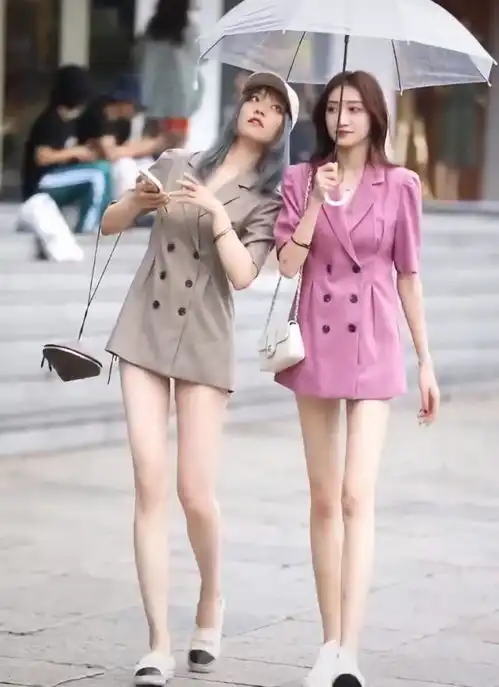 闺蜜穿同款西装裙,一个甜美可人,一个a到爆,出街回头率超高姐姐
