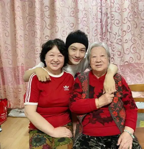 黄晓明晒与家人合照,自曝在家陪妈妈过年,却不见杨颖和小海绵