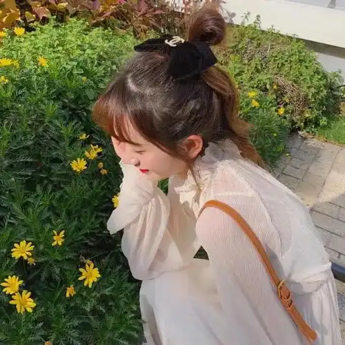 女生头像我的脑袋是个小小星球,每天只有你开着月亮列车巡游