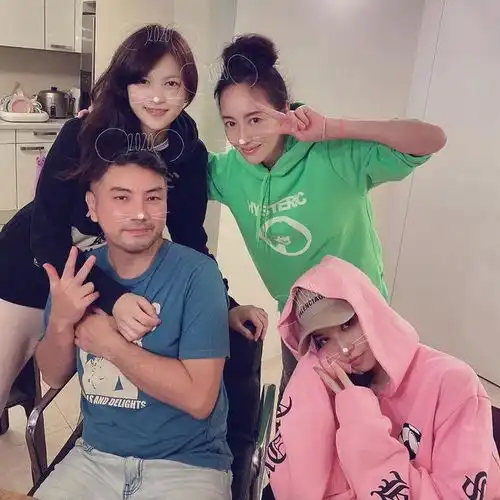 欧弟老婆情商高,和众多明星成好友,名媛关颖晒亲密照,默契比心