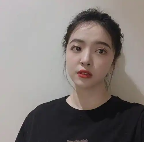 王文也晒自拍,称小时候不应该轻易自拍,否认整容传闻