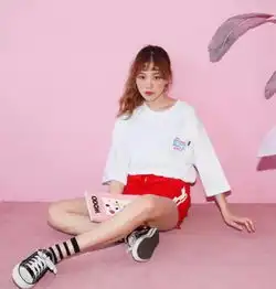 甜美女生穿休闲运动装一样可以很美腻