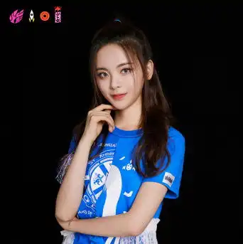 组图杨超越穿粉色套装娴静优雅扎丸子头显活泼浪漫高清图集