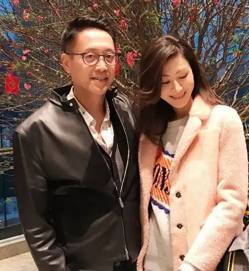 李嘉欣公开夫妻合照,结婚十年她美貌不变但许晋亨却老态毕现