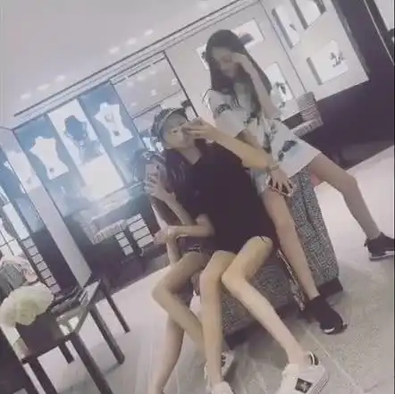 李嫣闺蜜团2小时花10万天后王菲负责买单网友有钱都得瑟