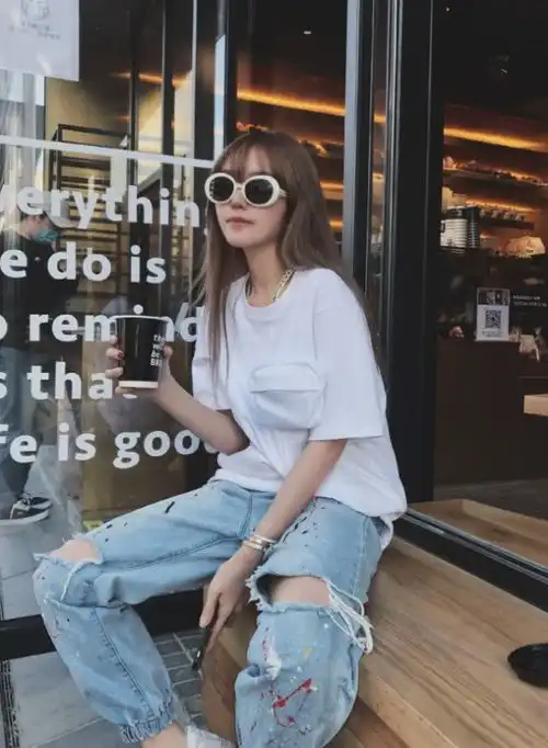 周扬青发声后终于放开了穿同款针织裙与闺蜜聚会,腿瘦到人心疼