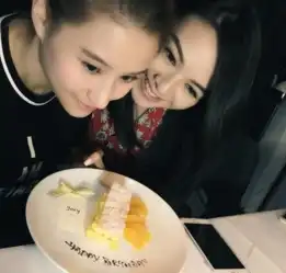 阿娇与赌王女儿何超莲同场